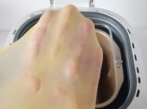 检查一下出膜状态。可以拉出这样有韧性的手膜就可以了，揉面全程大概30分钟左右。
