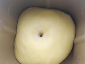 由于室温26度，所以直接放在面包机桶里盖上盖子，没有启动面包机发酵功能。40分钟左右，用手指粘面粉在面团中间戳个洞，不回缩不塌陷，一发就完成了。