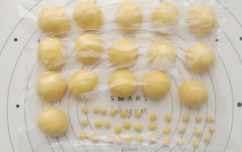 取出面团，分成16个24g和32个0.7g的面团揉圆盖保鲜膜松弛15-20分钟。