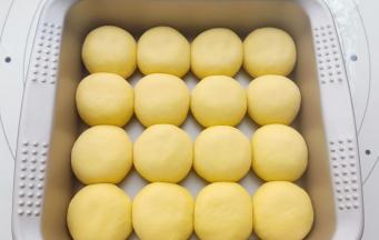 都包好之后放入阳晨10寸正方形不粘烤盘里。（小熊的耳朵不放)