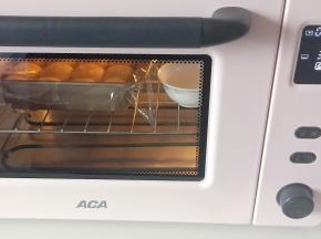 放入北美ACA ATO-E43A电烤箱，里面放一碗水。开启烤箱发酵功能温度调制35度，时间50分钟进行二发。