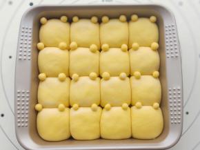 50分钟左右，手指粘面粉在面团上轻轻按下。慢慢会弹，就是发好了。这时放上小耳朵。