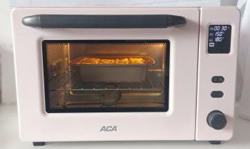 烤箱上下火180度预热10分钟后放入。★★注意这时上火调制150度，下火180度烤25分钟左右（烤5分钟的时候盖上锡纸)。