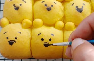 出炉放至温热，取一点点黑可可粉加一点点水画上眼睛眉毛鼻子。再用甜菜粉加一点点水画上腮红。