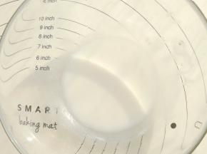 加入玉米油和牛奶搅拌至乳化。