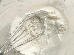 筛入低筋面粉用手动打蛋器画“Z”字形搅拌均匀。