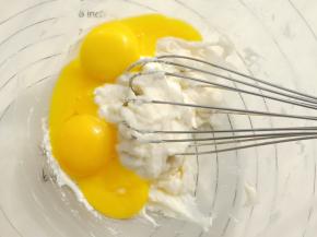 加入蛋黄同样画“Z”字形搅拌均匀。