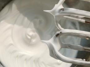 蛋白加几滴白醋用电动打蛋器进行打发，打发期间细砂糖分三次加入，打至尖角状态。