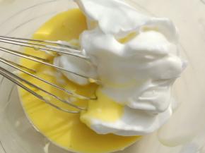 取三分之一蛋白糊加入到蛋黄糊中翻拌均匀。