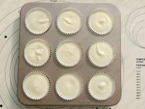 在阳晨9连麦芬模具里放入纸杯，把做好的蛋糕糊装进裱花袋挤入纸杯中，震几下模具把气泡震出来。