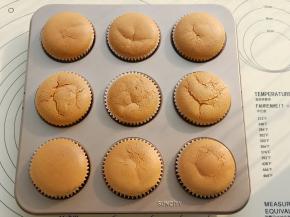 出炉后，把蛋糕从模具里取出来放凉备用。