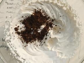 淡奶油加入糖粉打至6-7分发，加入奥利奥碎再略打几下就可以了。