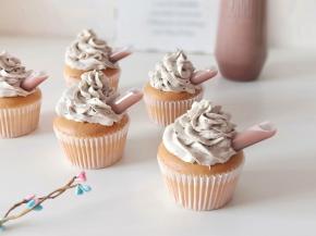 最后把奶油挤在蛋糕的上面，再插入装有可可汁的专用蛋糕滴管（可可粉用热水冲开放凉即可）就完成了。