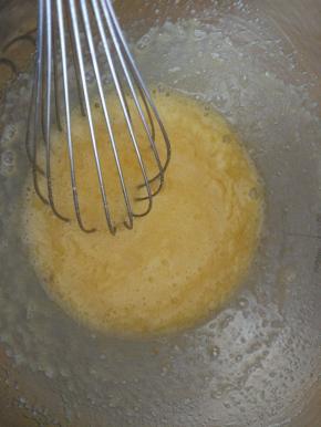 全蛋液加入细砂糖搅拌均匀。