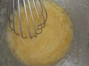 全蛋液加入细砂糖搅拌均匀。