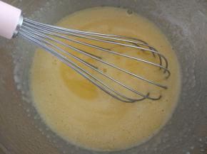 把融化的黄油和牛奶一起加入全蛋液中搅拌均匀。（温度不要超过50度）