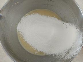 低筋面粉和泡打粉过筛，加入蛋液糊中翻拌均匀。