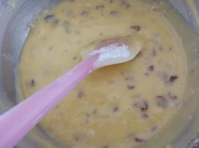 加入蔓越莓干翻拌均匀。