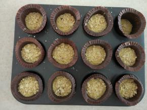 7.表面撒上酥粒.