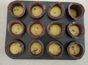 面糊装入裱花袋中,挤在纸杯中.