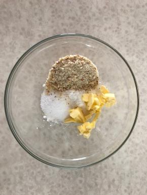 先制作酥粒部分：黄油室温软化切成小块，全部材料放在一起