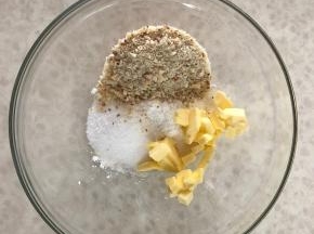 先制作酥粒部分：黄油室温软化切成小块，全部材料放在一起