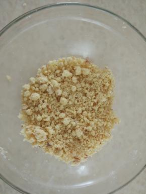 用手搓成小颗粒（手温较高最好带手套操作），放入冰箱冷藏备用。