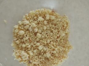 用手搓成小颗粒（手温较高最好带手套操作），放入冰箱冷藏备用。