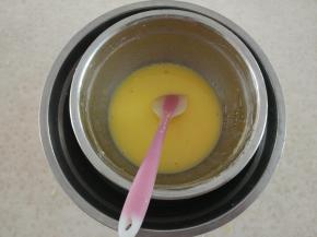 黄油室温软化，切成小块，加入纯牛奶隔水加热融化，再冷却备用。