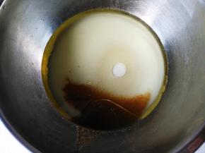 将玉米油、牛奶，咖啡力娇酒和50克白糖混合