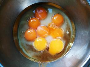 分蛋时把蛋黄分到油奶盆里