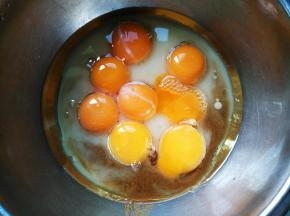 分蛋时把蛋黄分到油奶盆里