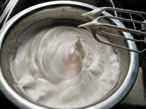 蛋清里分3次加入86克白糖，打发至干性发泡