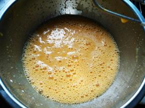 将蛋黄液用电动打蛋器搅打均匀