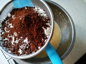 筛入低筋粉和咖啡粉