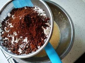 筛入低筋粉和咖啡粉