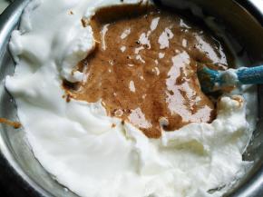 将翻拌好的蛋糕糊倒回蛋白盆