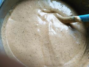 用刮刀翻拌均匀