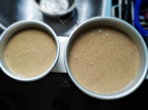 倒入模具，用力震几下