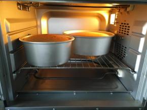 放入预热好的烤箱中下层上火130度下火120度30分钟转上下火140度30分钟