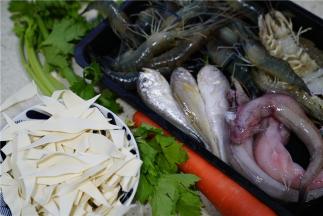 这款菜的备料：米皮1份，梅鱼3条，豆腐鱼3条，虾菇5只，鲜虾三只，芹菜及胡萝卜适量，点缀用的。