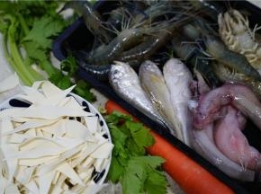 这款菜的备料：米皮1份，梅鱼3条，豆腐鱼3条，虾菇5只，鲜虾三只，芹菜及胡萝卜适量，点缀用的。