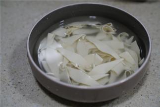 将米皮用清水泡开，泡的发一点蒸出来更Q滑。
