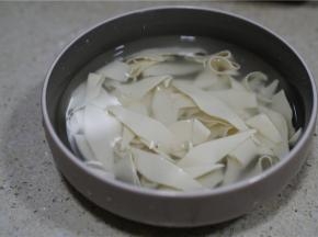 将米皮用清水泡开，泡的发一点蒸出来更Q滑。