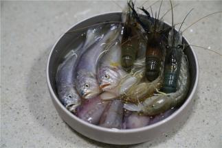 用细盐将海产品腌制一会再洗净，然后控水码放在米皮上面。