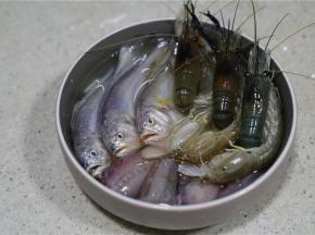 用细盐将海产品腌制一会再洗净，然后控水码放在米皮上面。