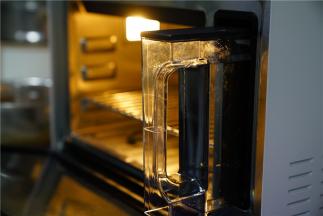 再检查蒸烤箱水箱的水位。