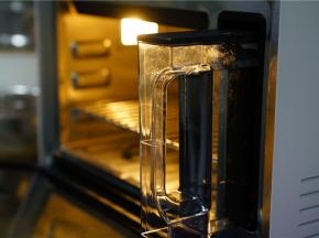 再检查蒸烤箱水箱的水位。