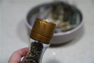 用料酒，生姜，生抽，胡椒粉调味。