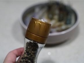 用料酒，生姜，生抽，胡椒粉调味。